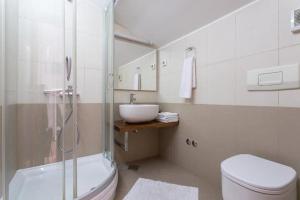 y baño con ducha, aseo y lavamanos. en Holiday Home Arte en Dubrovnik
