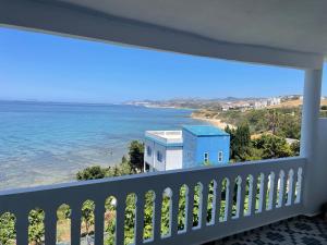 uma varanda com vista para o oceano em Appartement Dikki Plage em Melîyech