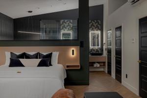 Schlafzimmer mit einem großen weißen Bett und schwarzen Wänden in der Unterkunft Grotto Resort in Branson