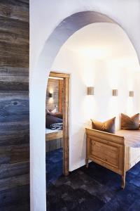 - une chambre avec un lit et un miroir dans l'établissement Hotel Gasthof Eder GmbH, à Gmund am Tegernsee
