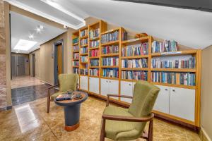 De bibliotheek in het aparthotel