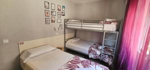 薩洛的住宿－卡巴那旅館，小房间设有两张双层床和窗户