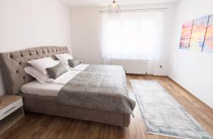 Un dormitorio con una cama grande y una ventana en Luxurious and Cosy Brick Apartment - Free private parking, en Sarajevo