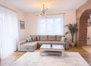 uma sala de estar com um sofá e uma mesa de centro em Luxurious and Cosy Brick Apartment - Free private parking em Saraievo