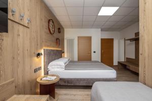 Una cama o camas en una habitación de Hotel Pejo 63 fotos más