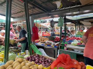 een markt gevuld met veel groenten en fruit bij Central City Touch in Skopje