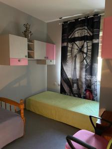 een slaapkamer met 2 bedden en een klokkengordijn bij Central City Touch in Skopje