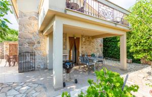 eine Terrasse mit einem Tisch und einem Balkon in der Unterkunft Villa Ala in Garica + 35 Fotos