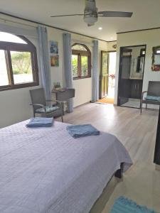 TronadoraTOP RATED - Lake View Arenal Suite - 2025 Traveller Awards Winner的卧室里有一张床，床上放着两条毛巾。 更多38张照片