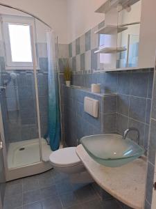 y baño con lavabo, aseo y ducha. en Apartments Neli en Vinišće