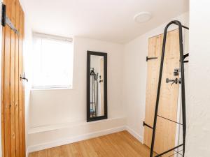 une salle de bain avec un miroir et une fenêtre dans l'établissement Vintner's Cottage, à Norwich 20 autres photos