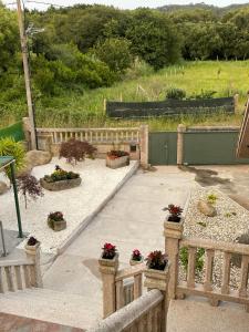 une terrasse avec des plantes en pot et une clôture dans l'établissement CAMPOS DE BALEA (1ªPLANTA), à O Grove