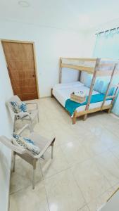 um quarto com um beliche e uma cadeira em Janeth’s Place Apartamento em San Andrés
