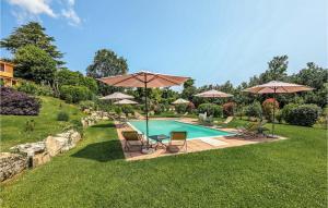 - une piscine avec 2 chaises longues et des parasols dans l'établissement Castagno, à Capranica
