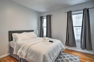 - une chambre avec un grand lit blanc et des fenêtres dans l'établissement Astonishing 4BR Bright *Apt with modern amenities!, à Boston