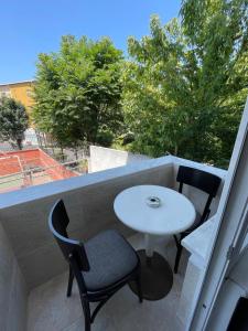 einen weißen Tisch und zwei Stühle auf dem Balkon in der Unterkunft Arat Apartments in Istanbul