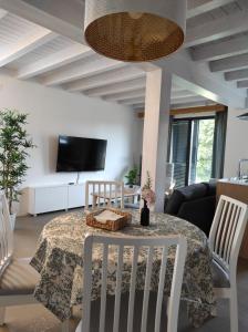a dining room with a table and chairs at Casa Playas Costa Quebrada in Santa Cruz de Bezana