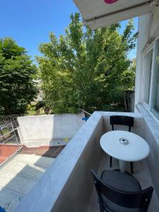 イスタンブールにあるアラト アパートメンツの白いテーブルとバルコニー(椅子2脚付)