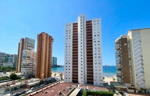 a view of a city with tall buildings and the ocean at Apartamento Coblanca 6 in Benidorm