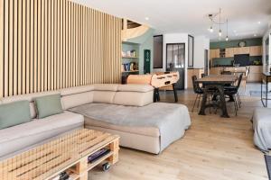een woonkamer met een bank en een tafel bij * * La maison du bonheur * * Piscine chauffée in Fargues-Saint-Hilaire