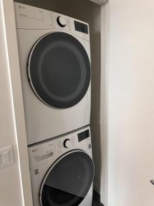 a microwave and a washing machine in a room at Flexhome River West Studio N5 with Gym and Rooftop - READ INFO in Chicago