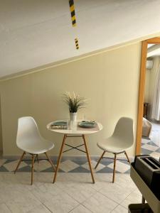 un tavolo e due sedie in una stanza di Vilas do Mar - Studio a Carvoeiro