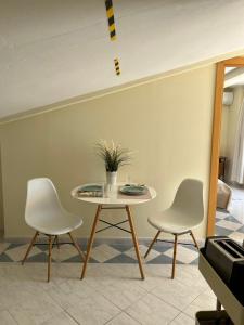 a table and two chairs in a room at Vilas do Mar - Studio in Carvoeiro