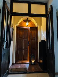 un ingresso a una casa con una porta e una candela di DREAM HOUSE Lis 
