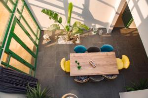 una vista aérea de una mesa y sillas en un piso en WINK house : Charme et Sérénité en Esauira