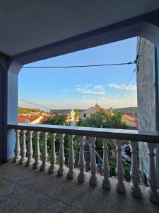 a balcony with a view of a blue sky at Apartman Lila in Čunski