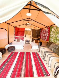 pokój z 2 łóżkami i dywanem w namiocie w obiekcie Keisaji CAMP SITE - Vacation STAY 90068v w mieście Ijinabaru