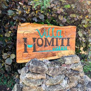 a wooden sign for aula tomlin at VILLA HOMITI in Hanga Roa