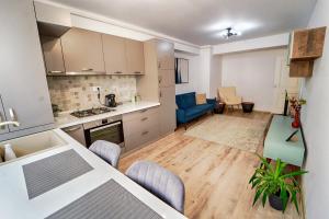 a kitchen and living room with a table and chairs at Apartament Bacovia in Bacău
