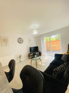 sala de estar con sofá y mesa en Vileto apartment in central Bournemouth, en Bournemouth
