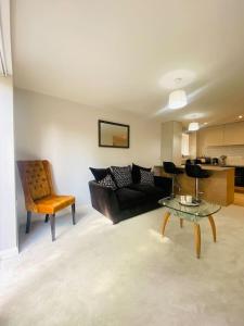 a living room with a couch and a table at Vileto apartment in central Bournemouth in Bournemouth