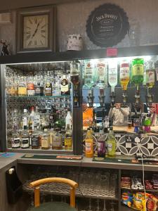 Troed-y-rhiwにあるThe Angel Innの時計付きのバー、アルコール飲料を楽しめるカウンター +23枚の写真