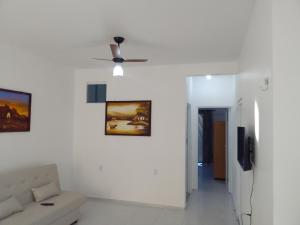 Телевизор и/или развлекательный центр в Apartamento Lua 3 - Quarto e Sala com Varanda e cozinha americana na praia do preá-Ce