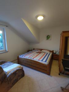 1 dormitorio con cama y ventana en Apartments Erenda en Fuškulin