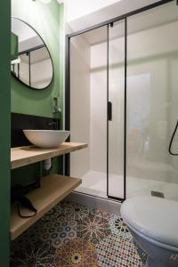 bagno con lavandino, servizi igienici e specchio di Logis Beaujoire Hôtel a Nantes