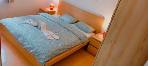 Una cama pequeña con dos pares de zapatos. en Sleepy Paradise Plitvice en Rakovica