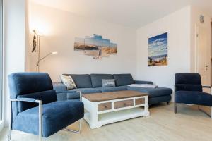 un soggiorno con divano blu e 2 sedie di Alte Waescherei _9462_ a List