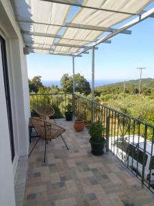a patio with plants and a balcony with a view at Sergi Home in Raches