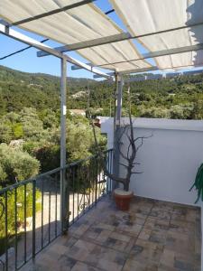a porch with a potted plant on a balcony at Sergi Home in Raches