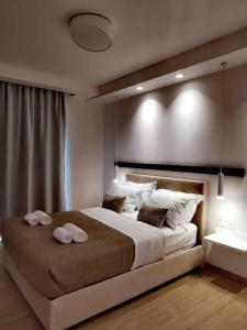 ein Schlafzimmer mit einem großen Bett mit zwei Handtüchern darauf in der Unterkunft Savvina's residence in Rhodos (Stadt)
