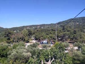 a view of a park in the middle of a mountain at Sergi Home in Raches