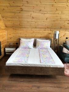拉戈代希的住宿－WOOD HOUSE LAGODEKHI，木墙客房的一张床位