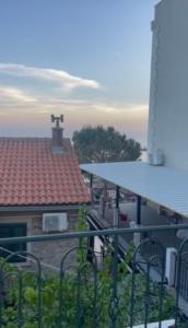 - une vue sur une maison avec un toit dans l'établissement Apartment Petrovac, à Petrovac na Moru