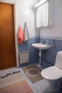 La salle de bains est pourvue de toilettes et d'un lavabo. dans l'établissement Omakotitalo keskustan lähellä, à Joensuu