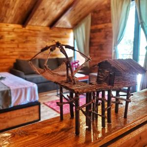 una mesa de madera con una cesta en la parte superior de una habitación en Coratina Cottage, en Ulcinj