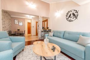 A seating area at Apartment Ena with amazing sea view